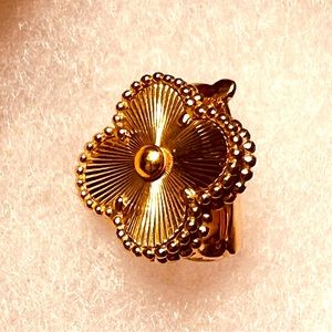 ONE Van Cleef & Arpels Alhambra Gold Earring